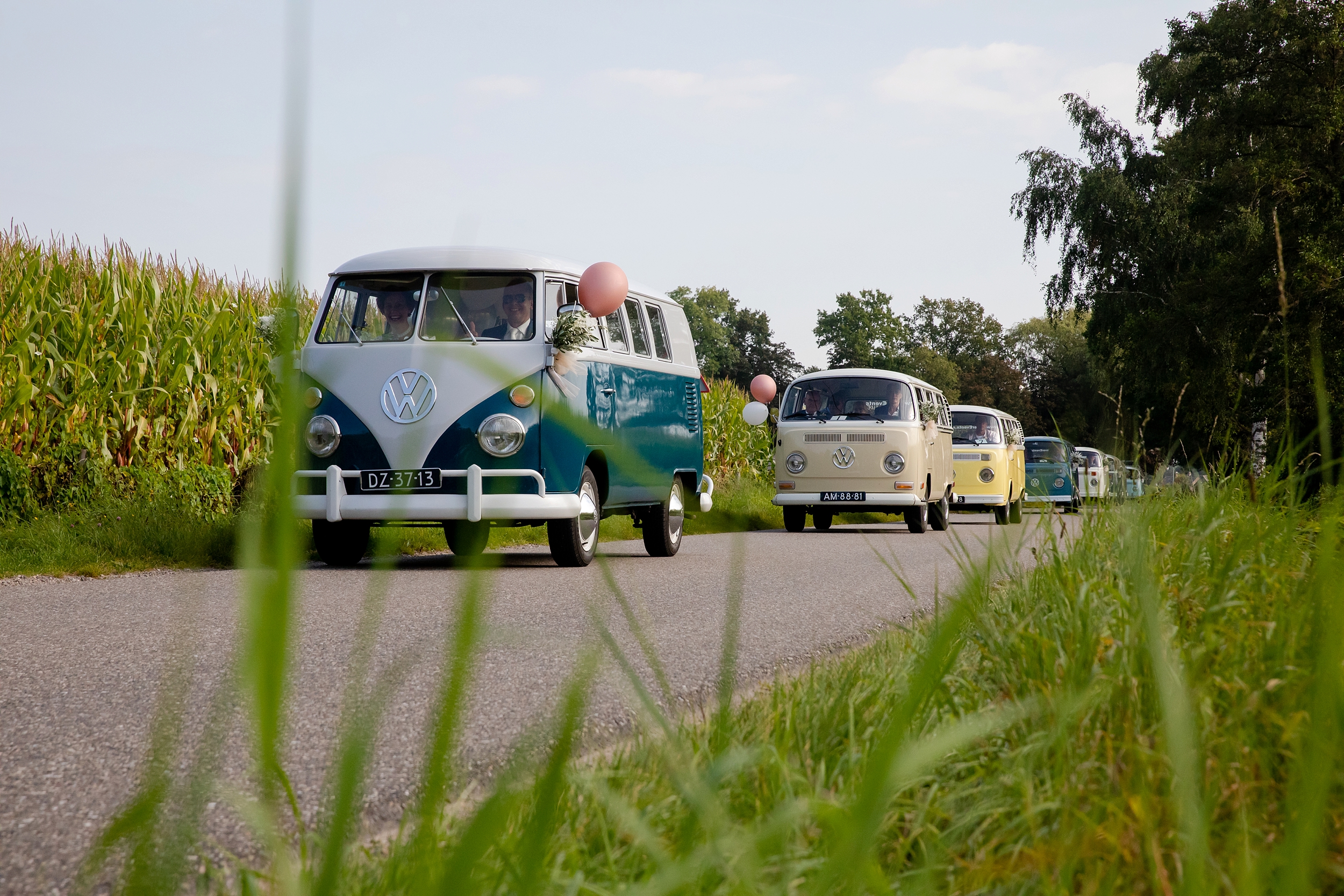 Vanuit Kootwijkerbroek rijden acht geweldige volkswagenbusjes naar Lunteren: een stoet waar je vrolijk van wordt! En dat merk je ook aan voorbijgangers: ze gaan vanzelf lachen als ze deze kleurrijke optocht zien!